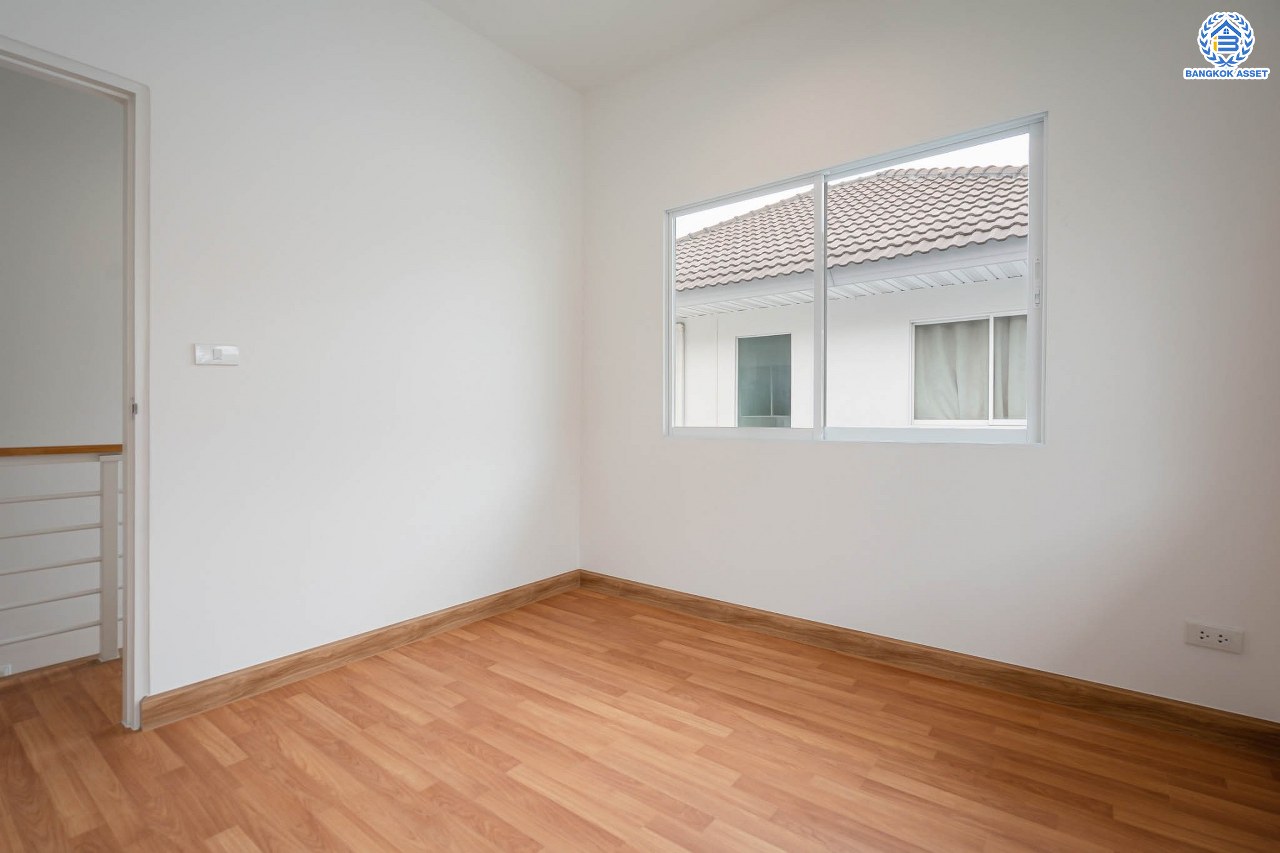 บ้านมือสองตกแต่งใหม่ ม.เดอะวิลล่า ราชพฤกษ์-ท่าอิฐ แบรนด์ Property Perfect เดินทางสะดวก เนื้อที่ 35.8 ตร.ว. ฟังก์ชัน 3 ห้องนอน 2 ห้องน้ำ จอดรถได้ 2 คัน บนทำเลเชื่อมต่อทั้ง ถ.รัตนาธิเบศร์ และถ.ราชพฤกษ์ และเพียง 10 นาทีถึงรถไฟฟ้า "สถานีบางรักน้อยท่าอิฐ"